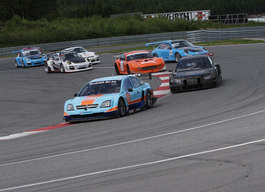 Norsk GT 1 klasse med DTM biler i front.
(Foto: Motorsporten.dk)